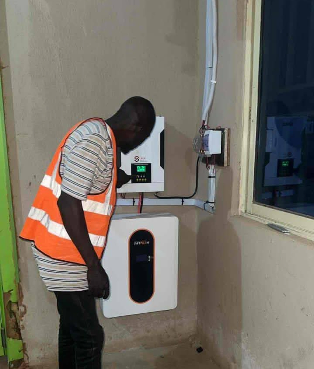 S350 Solar inverter with monitor